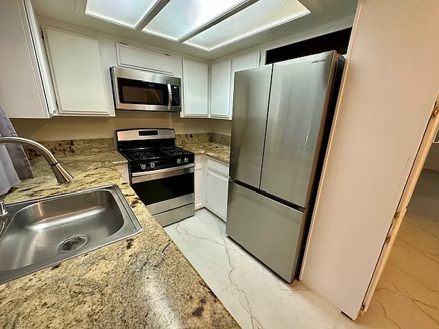 Building Photo - 578 Stepney St #2