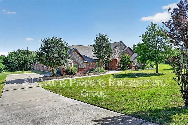 4 bed, 3.5 bath, 3882 sqft, $3,495 — Photo 2
