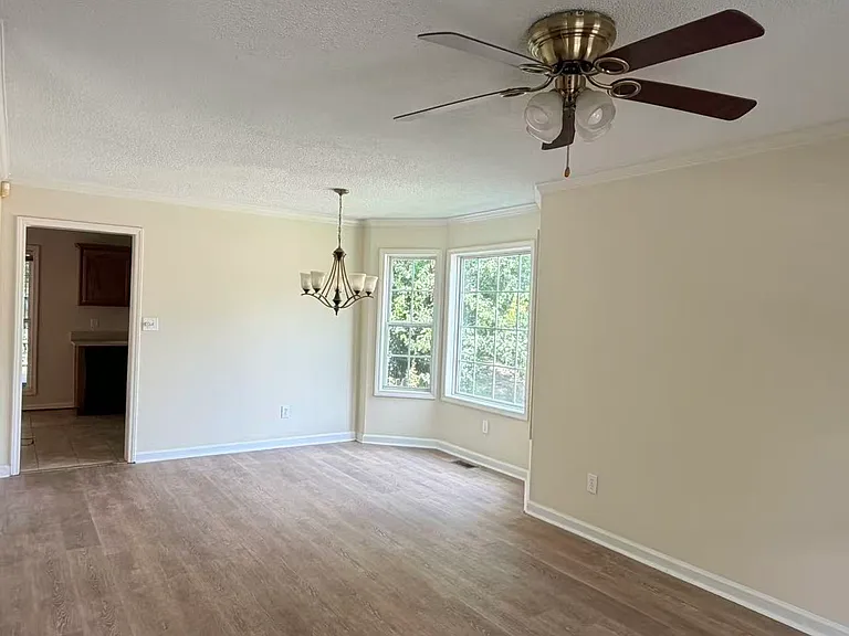 104 W Acres Cres — Photo 2