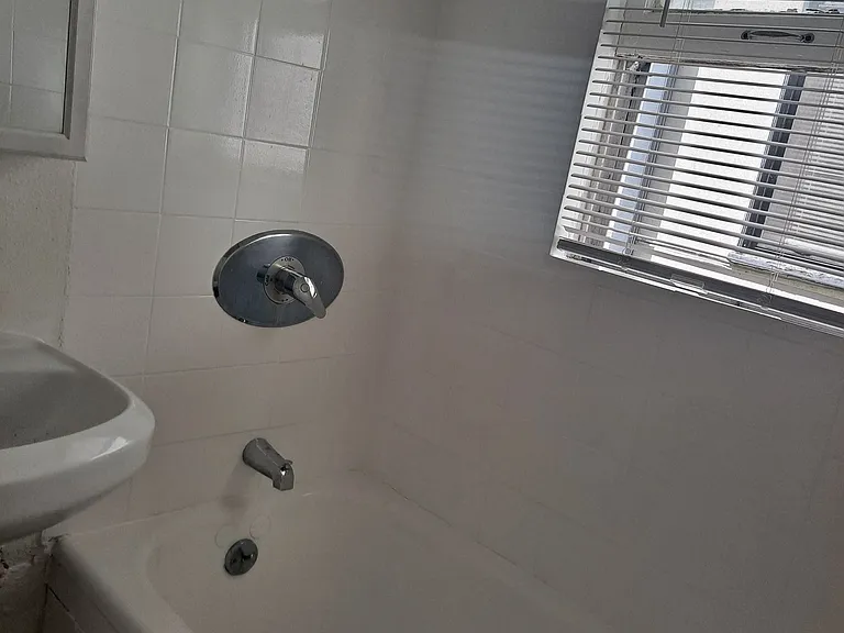 Hollywood Heritage Apartments — Photo 11