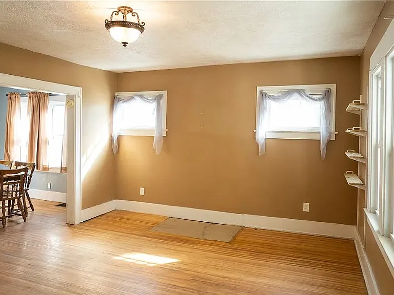 300 Ashwood Dr — Photo 4