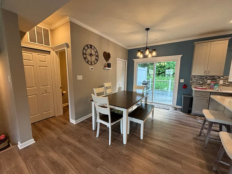 2400 Canterbury Dr — Photo 8