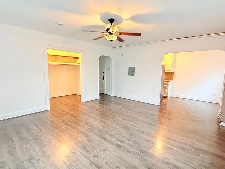 Fontana Court Apartments — Photo 24