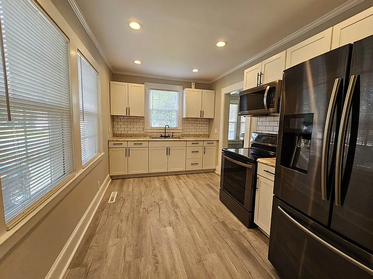 Kitchen/Has diswasher not shown in pic