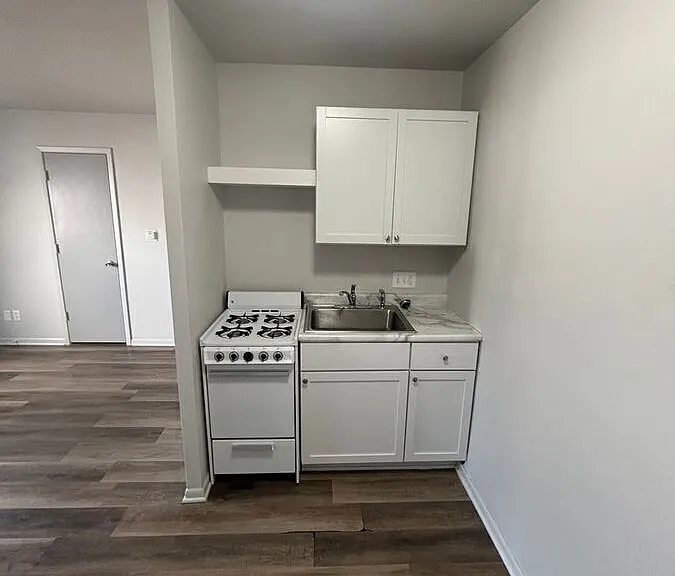 126 E 5th St S #3 — Photo 3