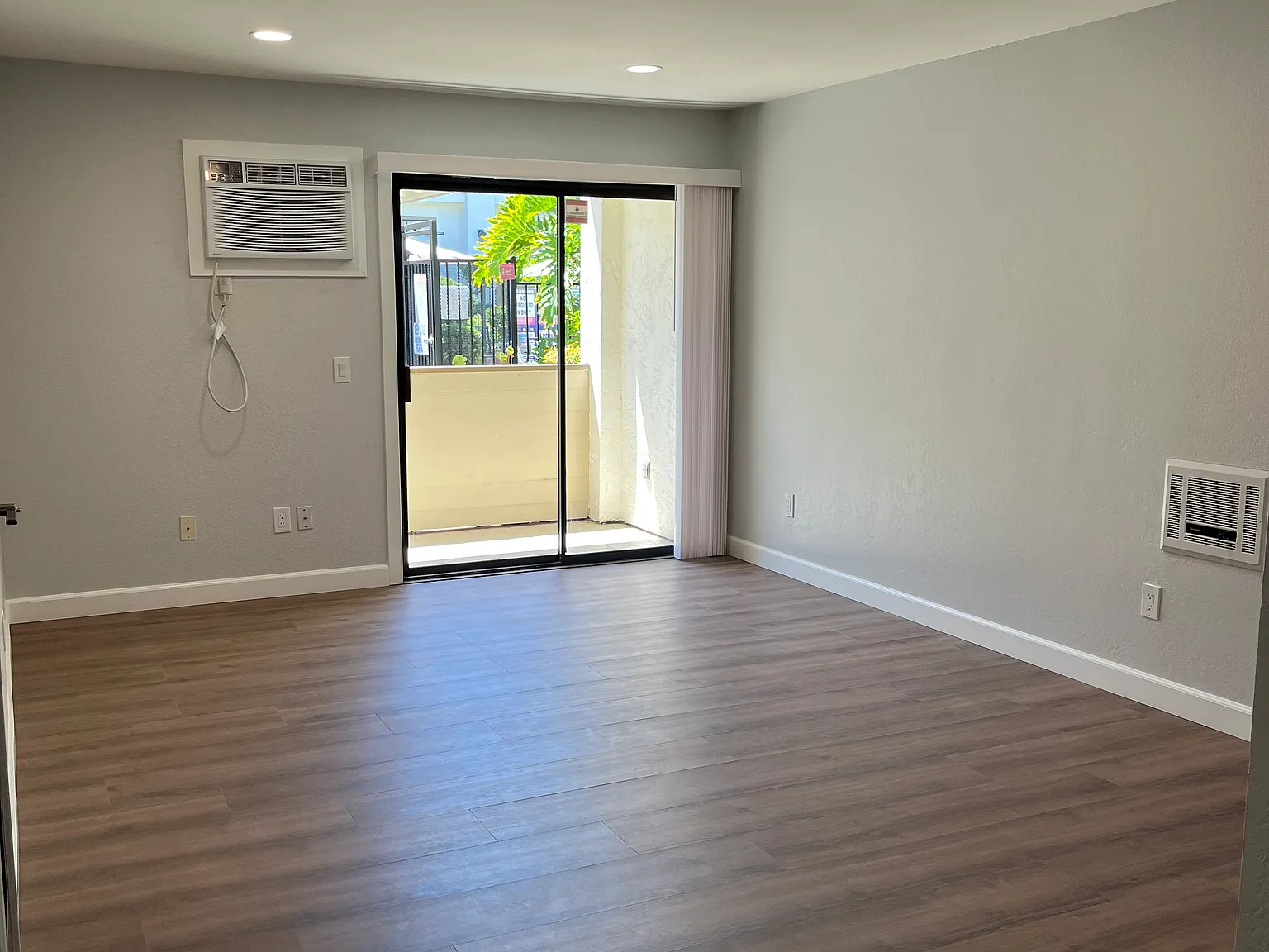 2 bed, 870 sqft, $2,400 — Photo 2