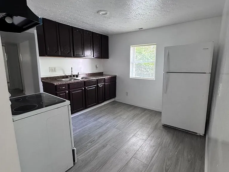1841 King Ave — Photo 3