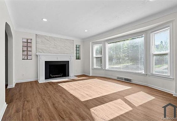 4th image of 17217 Plainview Ave