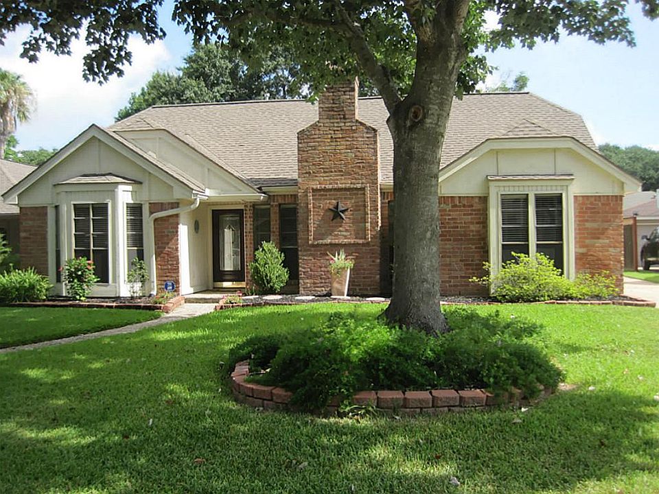 Lovely One Story with Pool located in Golf Course Community