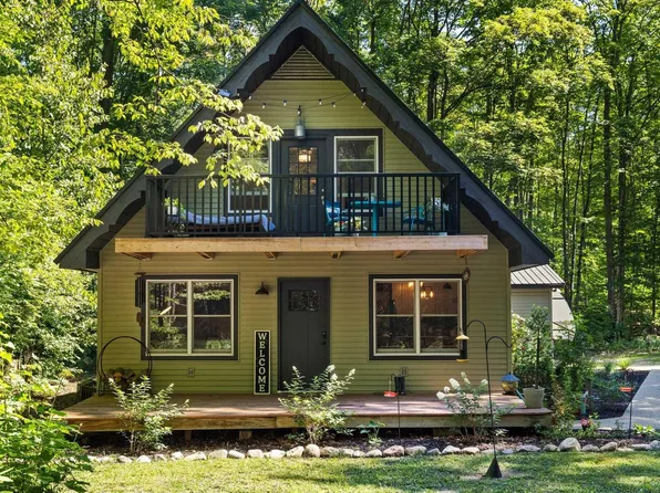 2170 N Jacobson Rd, Suttons Bay, MI 49682