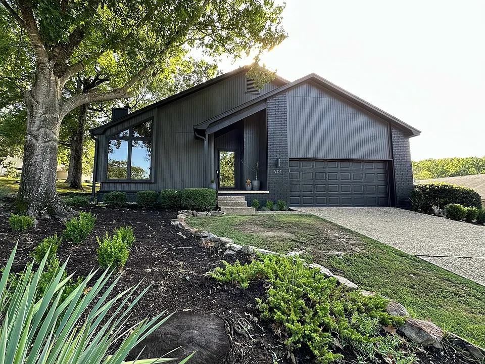 901 Parkway Place Dr