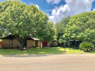 8 Cypress Cir, Uvalde, TX 78801