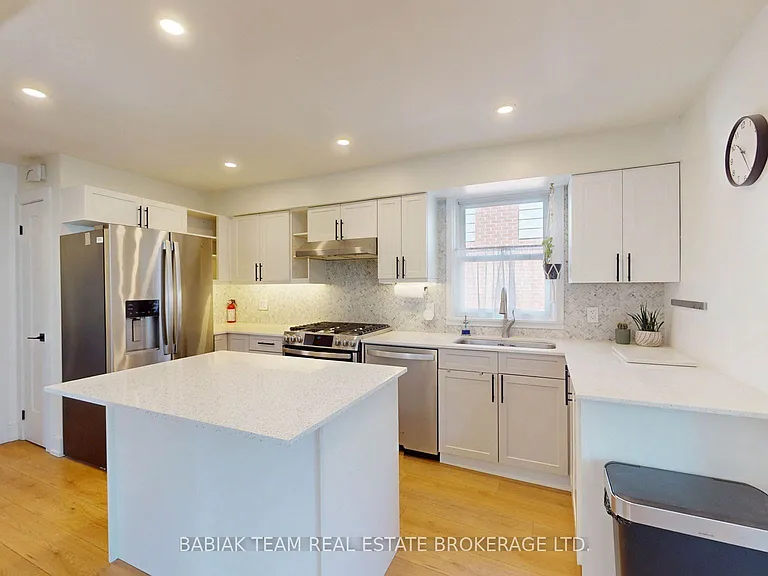 40 Alexander St — Photo 10