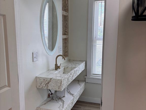4th image of 527 Gooding St Unit 2