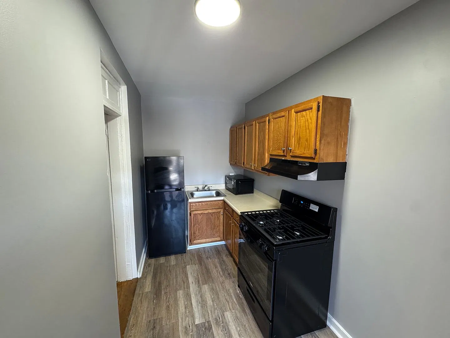 Baltimore - 1 Bedroom and 1 bath Available! — Photo 2