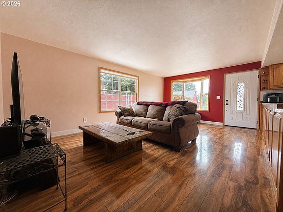 5th image of 412 Fir St