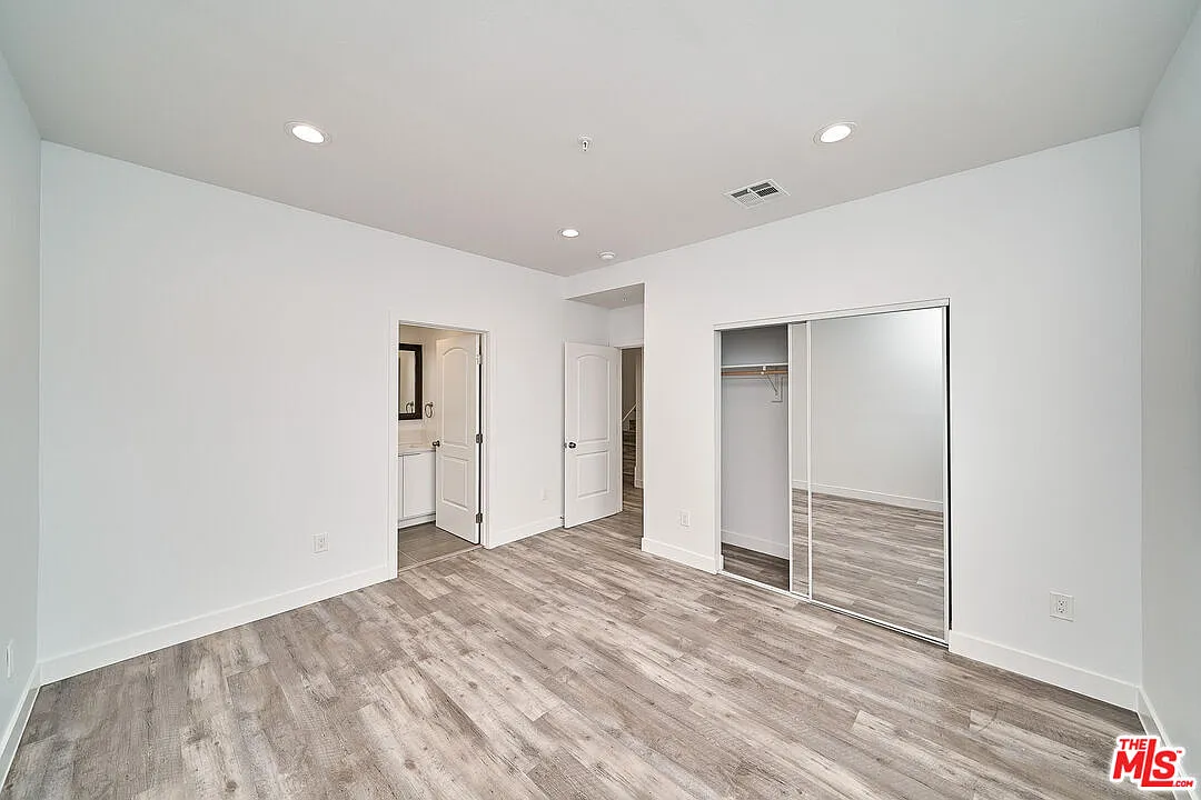 Building Photo - 603 W 41st Pl