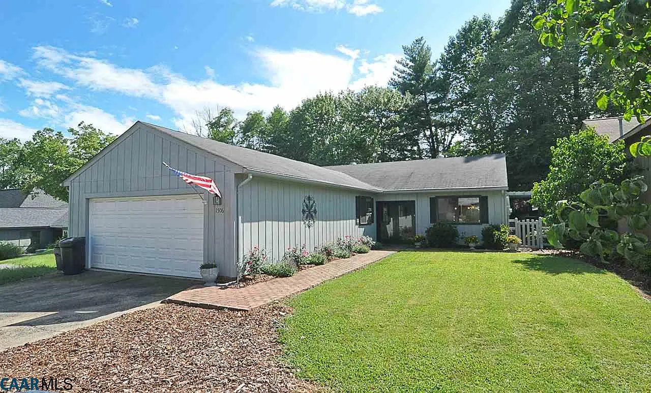 1506 Lake Forest Dr photo 1
