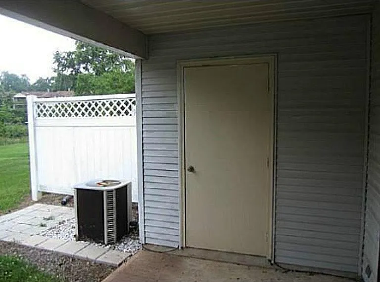 239 Hampshire Ct — Photo 14