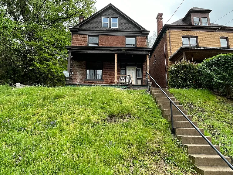 1250 Blackadore Ave — Photo 3