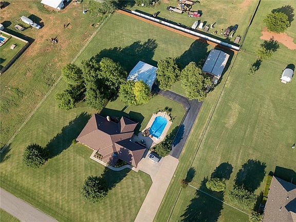 4th image of 826 S Ebeling Dr