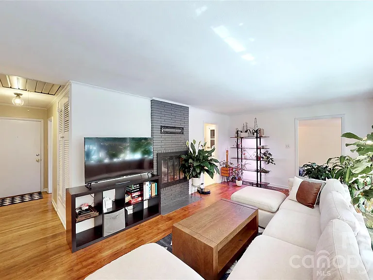 1136 E Woodlawn Rd — Photo 4