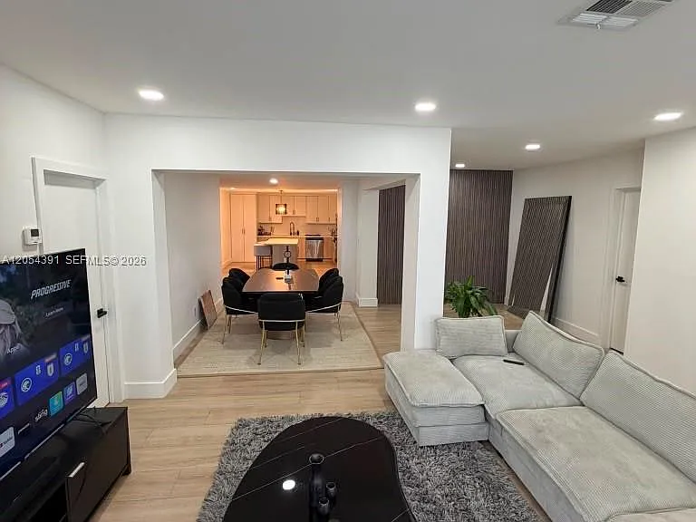 1884 SW 16th St #ROOM — Photo 9