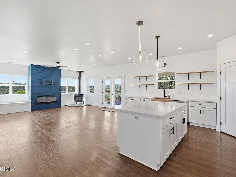 1st image of 102 N Lookout Point