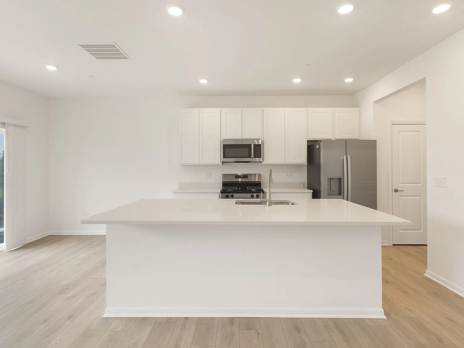 3 bed, 2.5 bath, 1767 sqft, $2,800 — Photo 2