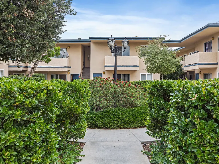 Tarzana Court Apartments — Photo 5