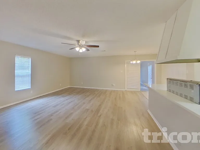 7309 Hedge Dr — Photo 2