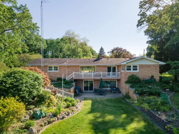 4835 Shore Dr, Coloma, MI 49038