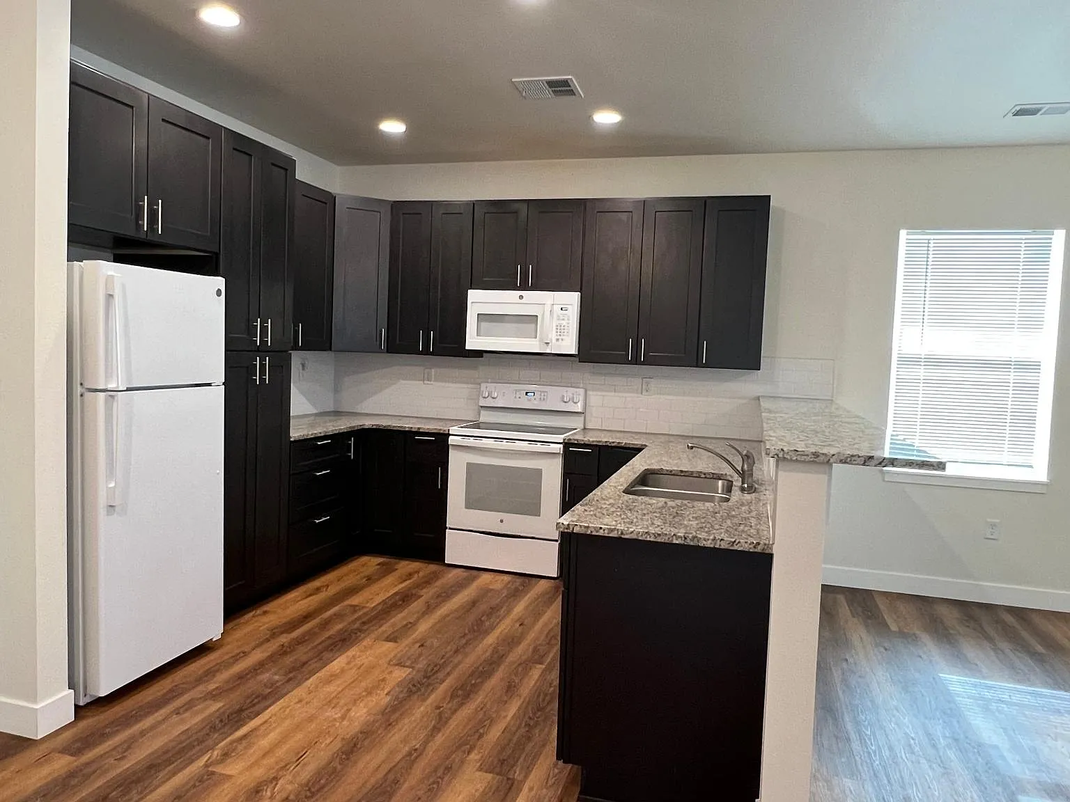 2 bed, 1000 sqft, $2,100 — Photo 2