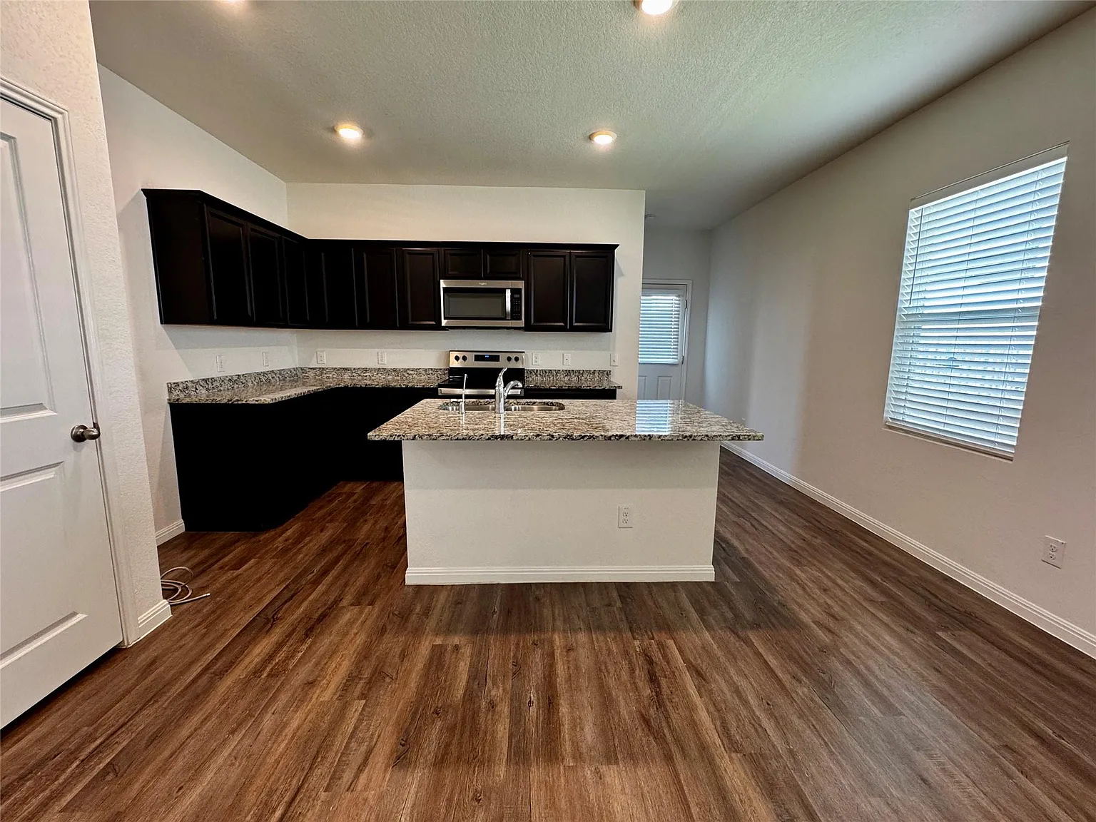 3 bed, 2.0 bath, 1405 sqft, $1,895 — Photo 4