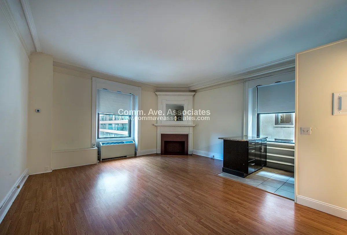 Building Photo - 62 Boylston St #916