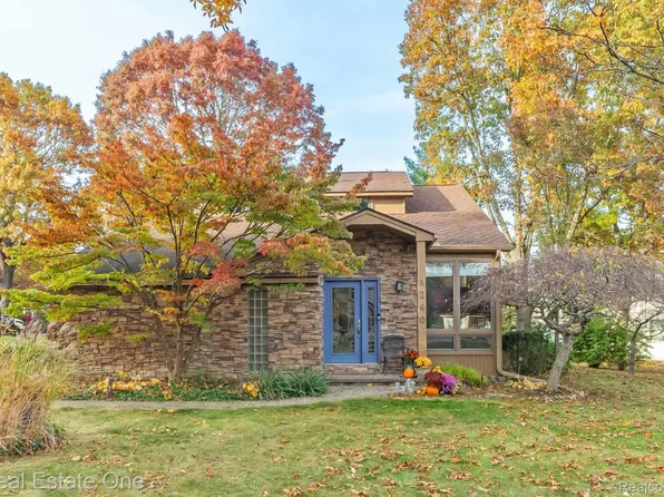 8260 Englewood Dr, Clarkston, MI 48346