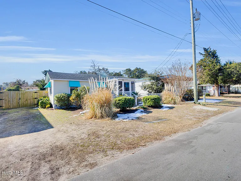 2107 Bay St — Photo 26