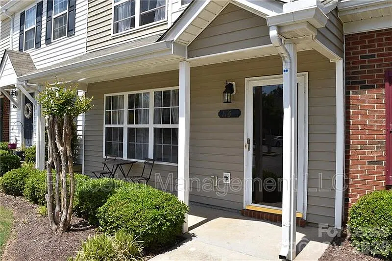 3 bed, 2.5 bath, 1301 sqft, $1,540 — Photo 3