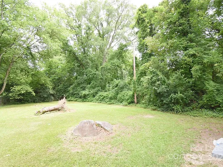 1077 Henderson St — Photo 26