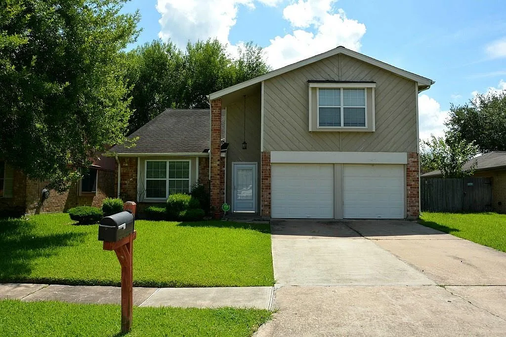 4 bed, 2.5 bath, 2226 sqft, $2,100 — Photo 1