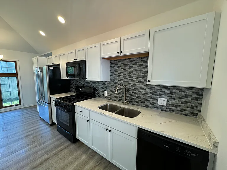 115 N Greenfield Ave — Photo 11