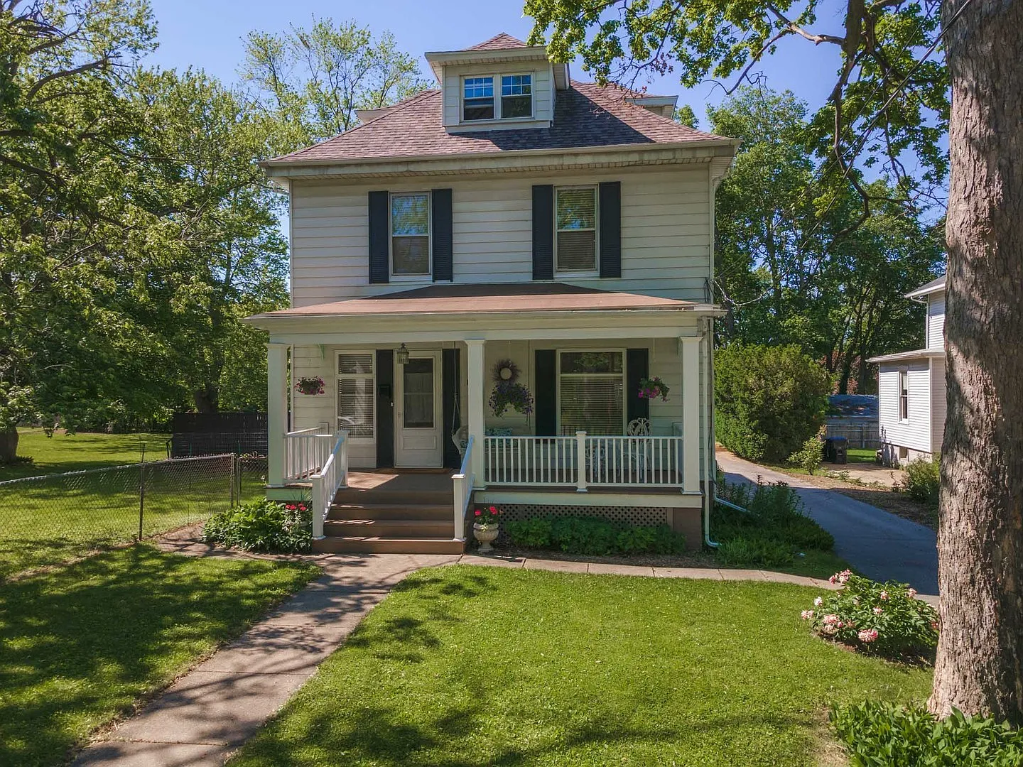705 E Bell St photo 1