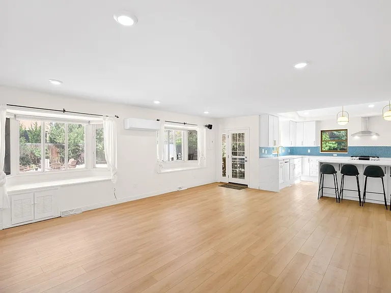 525 Forest St — Photo 5