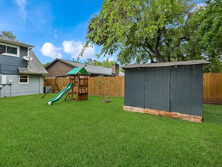 7923 Dawnridge Dr — Photo 4