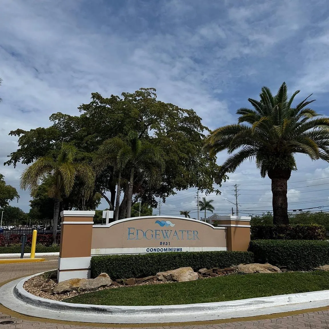 2 bed, 2.0 bath, 984 sqft, $2,300 — Photo 2