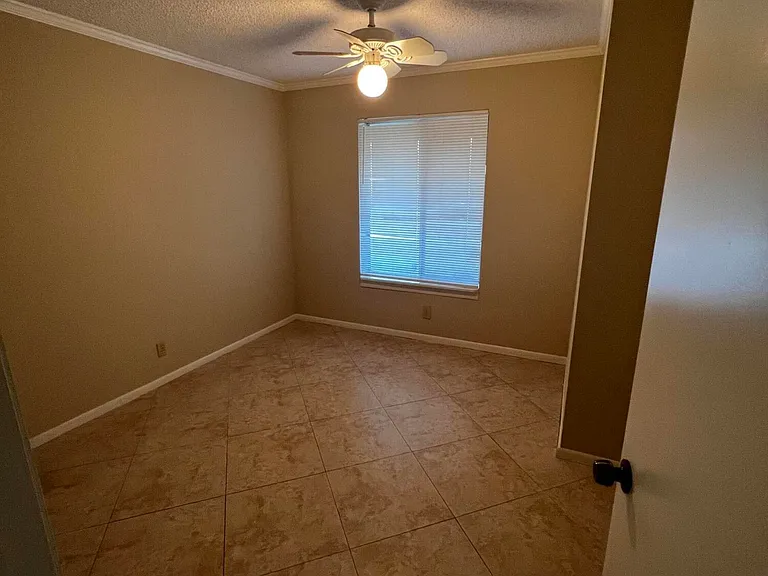 4215 S 57th Ave #E — Photo 12