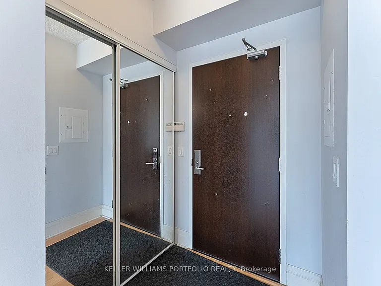 39 Upper Duke Cres #607 — Photo 3