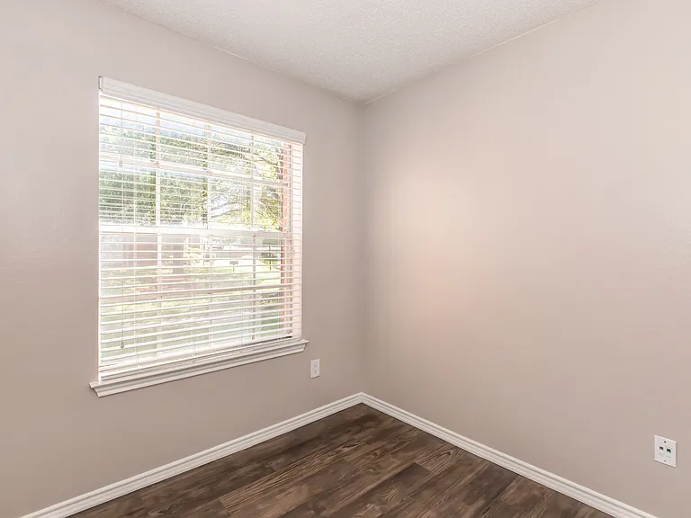Eagle's Point Apartments — Photo 18