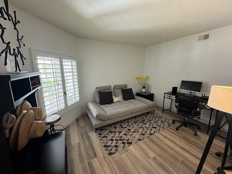 289 Vista Royale Cir W — Photo 12