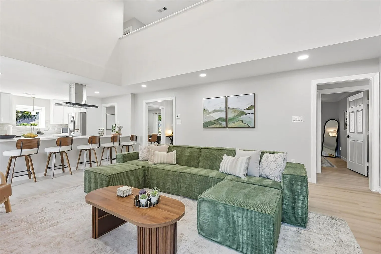 7 bed, 5.0 bath, 4660 sqft, $15,766 — Photo 1